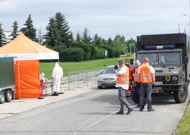 Wojskowy ambulans i sznur samochodów pod halą sportową. Chodzi o koronawirusa [ZDJĘCIA] - Zdjęcie główne