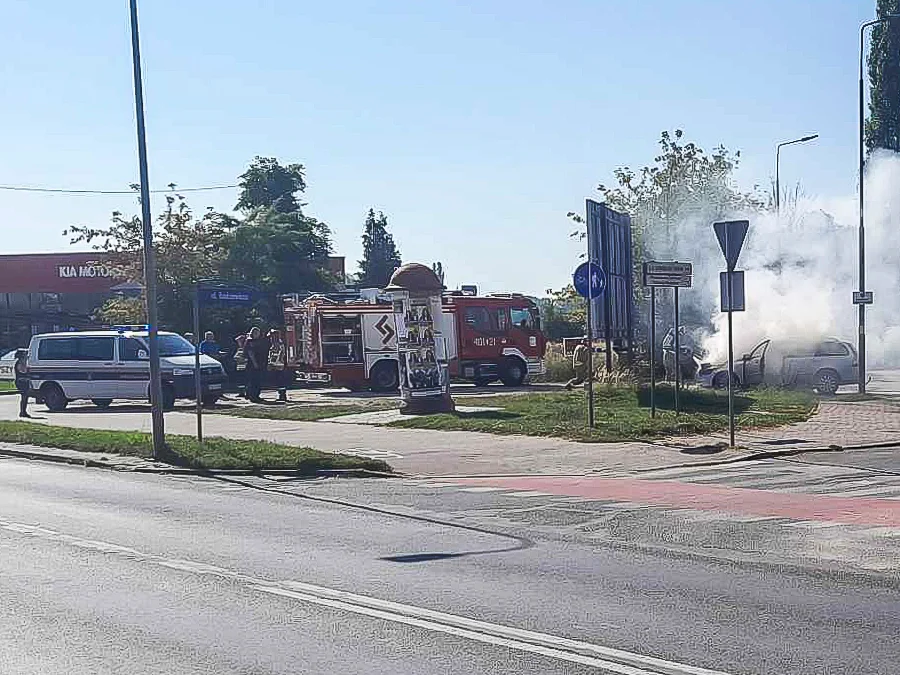 Pożar na parkingu przy bełchatowskiej szkole. Kłęby dymu unosiły się nad okolicą - Zdjęcie główne