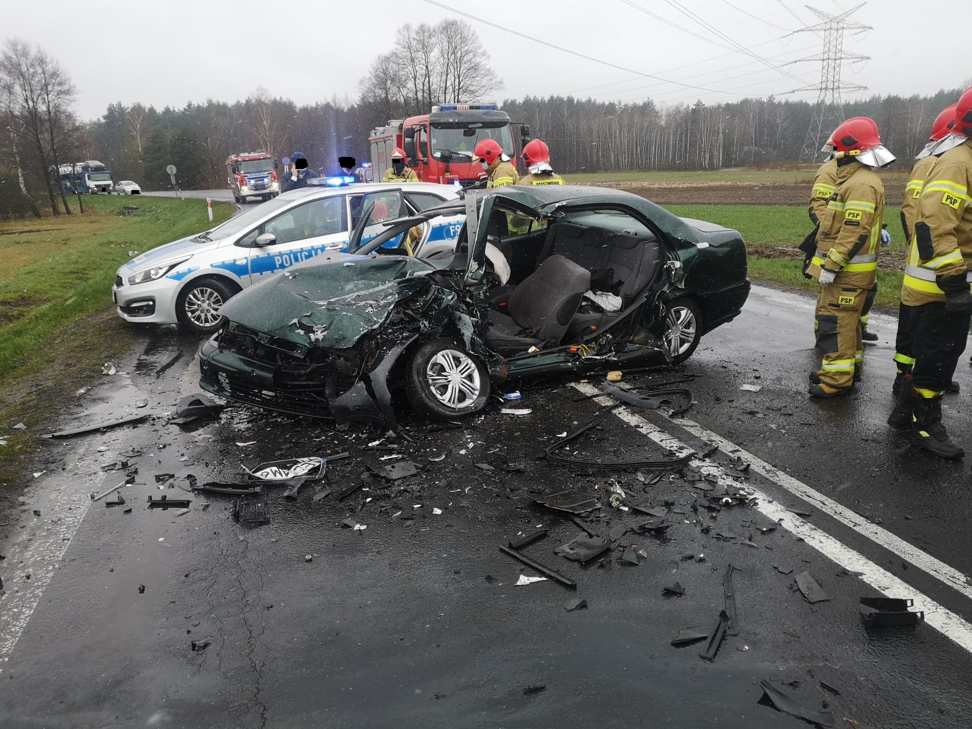 Czołowe zderzenie fiata z BMW pod Wadlewem. Strażacy musieli rozciąć samochód [FOTO] - Zdjęcie główne