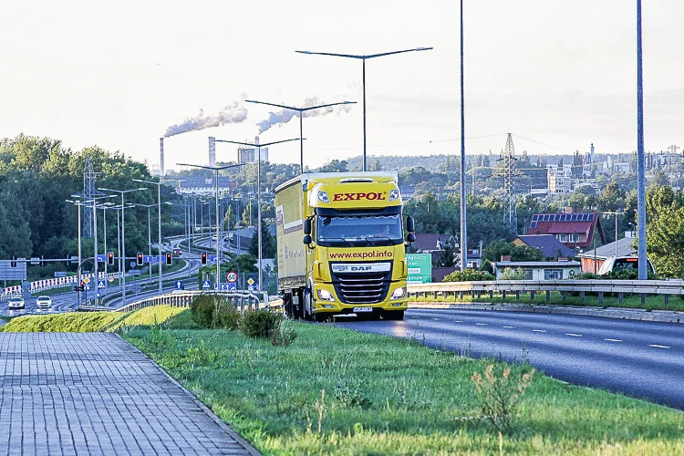 Hałas, spaliny, tysiące TIR-ów, a tuż obok przedszkole i szkoła. Mieszkańcy walczą o obwodnicę - Zdjęcie główne