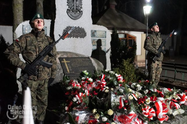 Dzień Pamięci Żołnierzy Wyklętych. Bełchatowianie złożyli kwiaty przed pomnikiem [FOTO] - Zdjęcie główne