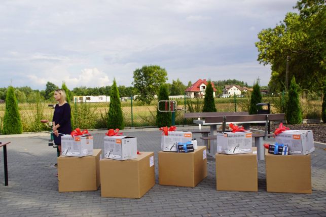 Pokrzywdzeni w kradzieży strażacy z Drużbic cieszą się z nowego sprzętu - Zdjęcie główne