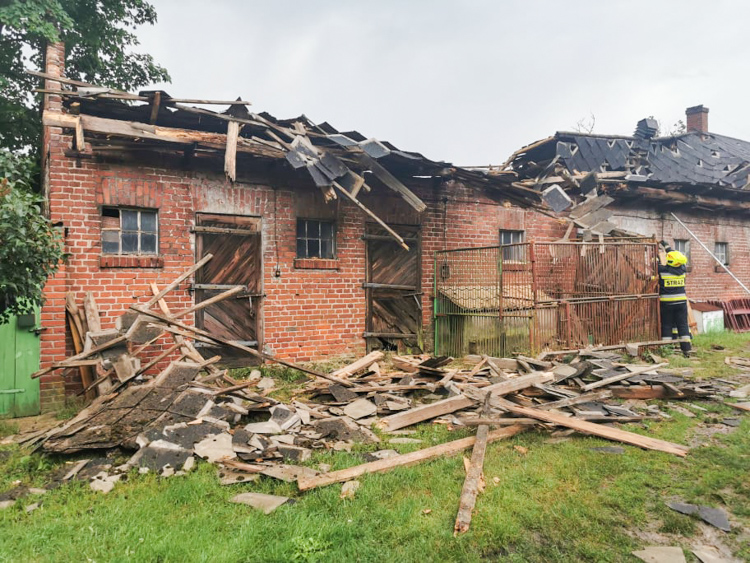 Zerwany dach, drzewo powalone na cmentarz. Oto skutki burzy w powiecie bełchatowskim [FOTO] - Zdjęcie główne