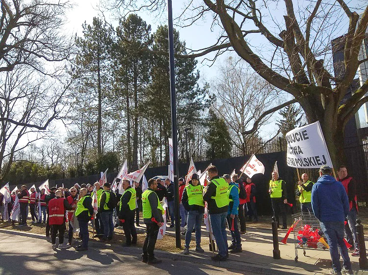 Związkowcy protestują pod ambasadą Niemiec. Żądają embarga na rosyjskie surowce [FOTO] - Zdjęcie główne