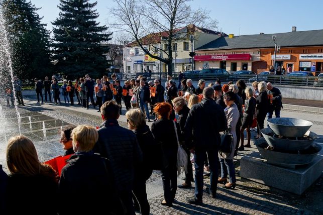 Protest w centrum Bełchatowa. Ponad setka osób wyraziła poparcie dla strajku nauczycieli [FOTO] - Zdjęcie główne