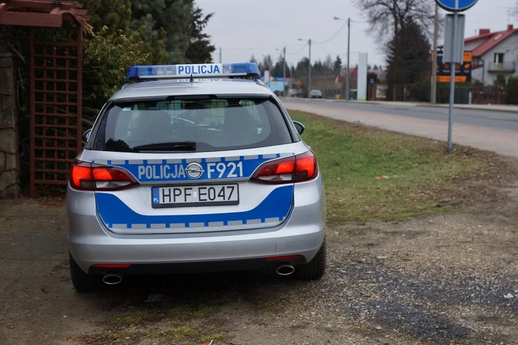 Policjanci zwrócili uwagę na podejrzane auto w lesie. Przeczucie ich nie myliło... - Zdjęcie główne