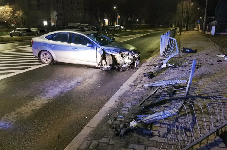 Niebezpiecznie na ulicy Lipowej. Kierowca wjechał na chodnik i staranował barierki - Zdjęcie główne