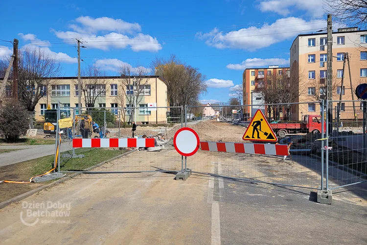 Mieszkaniec drwi z remontu Kwiatowej. Nagrał, co dzieje się na placu budowy w środku dnia - Zdjęcie główne