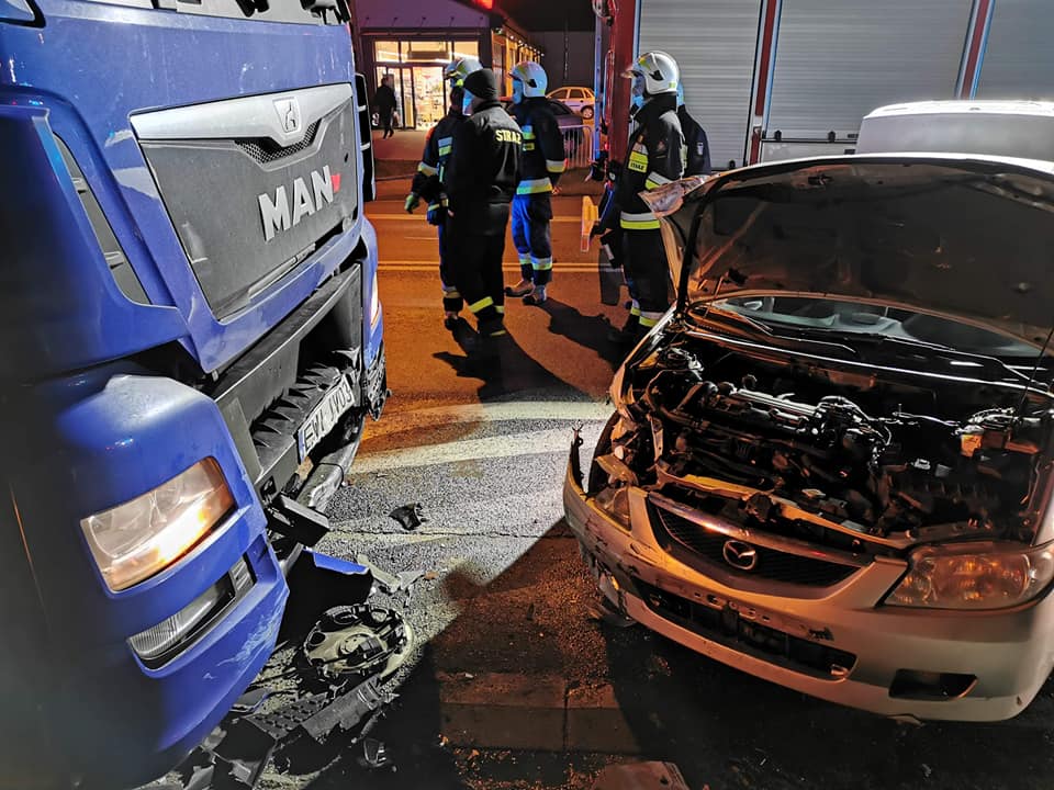 Rozpędzona mazda uderzyła w TIR-a w Ruścu. Kompletnie pijany Gruzin za kierownicą - Zdjęcie główne