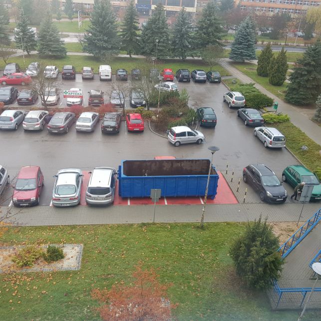 [AKTUALIZACJA] Wielki kontener blokuje rodzinny parking. Mega-Med wyjaśnia - Zdjęcie główne