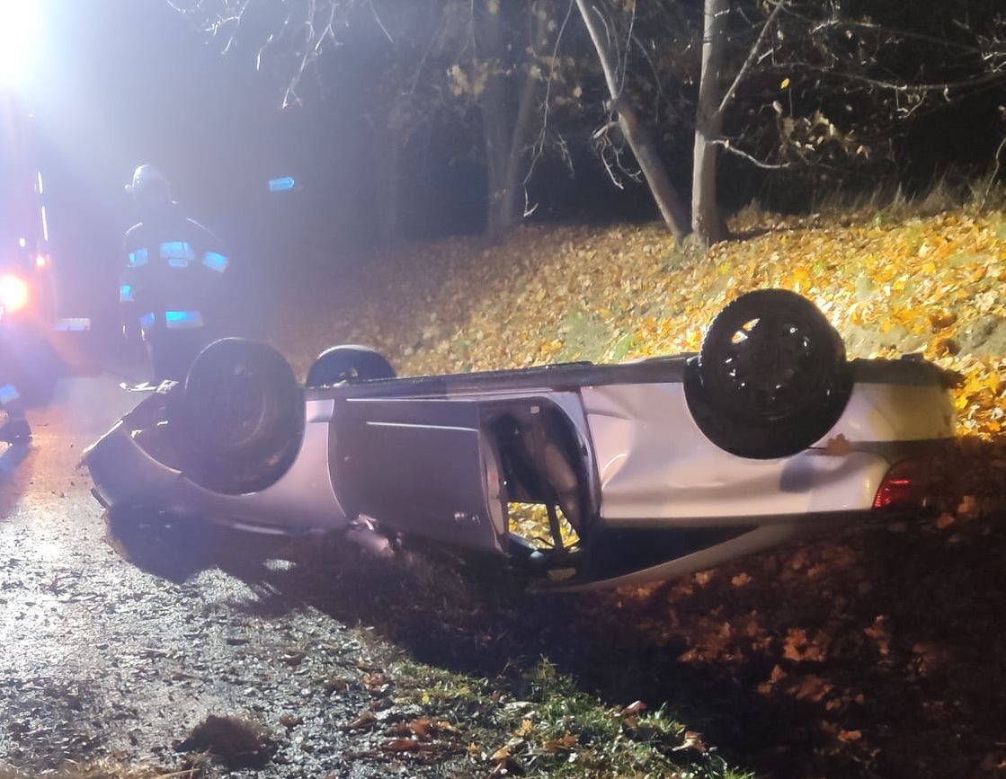 Groźny wypadek koło Ruśca. Auto zjechało z drogi i dachowało  - Zdjęcie główne