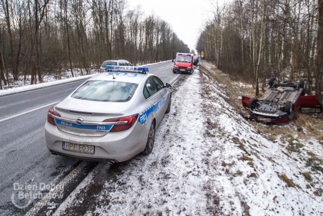 Dachowanie pod Szczercowem. Dwie osoby ranne [FOTO] - Zdjęcie główne