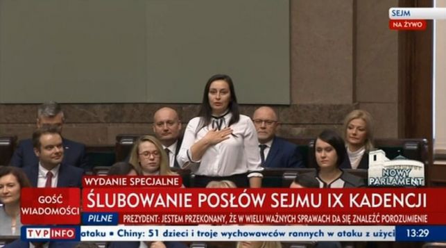 Parlamentarzyści złożyli ślubowanie. Posłanka z naszego okręgu  wzbudziła kontrowersje - Zdjęcie główne