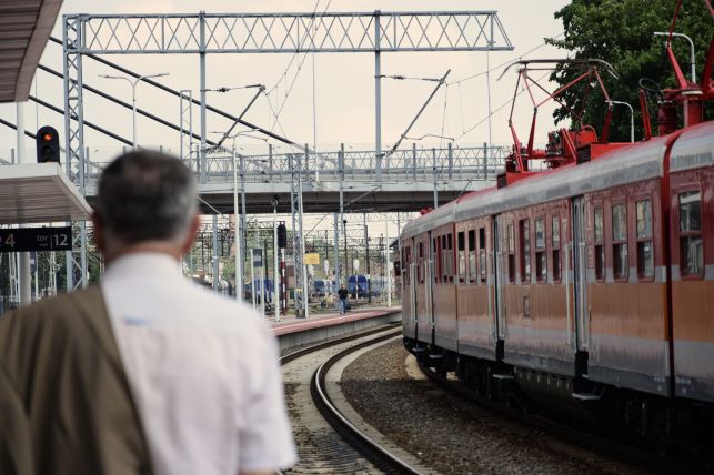 Wpadł pod nadjeżdżający pociąg towarowy. Mężczyzna myślał, że zdąży...  - Zdjęcie główne