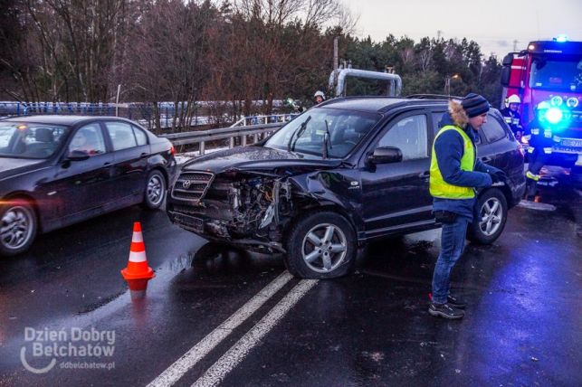 Wypadek na drodze do elektrowni. Ranna kobieta [FOTO] - Zdjęcie główne