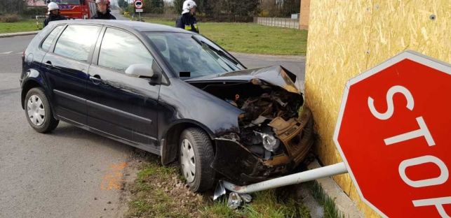 Niebezpiecznie pod Bełchatowem. Skoda "na promilach", volswagen na ścianie - Zdjęcie główne