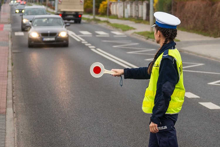 Policja w Bełchatowie przeszukuje pojazdy. Chodzi o nielegalnych imigrantów - Zdjęcie główne