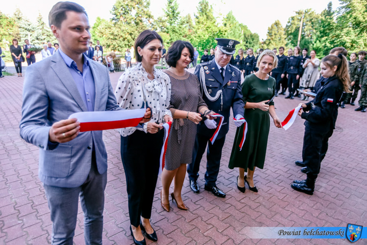 Odsłonili mural na bełchatowskiej szkole. Upamiętnia ważne historyczne wydarzenie [FOTO] - Zdjęcie główne