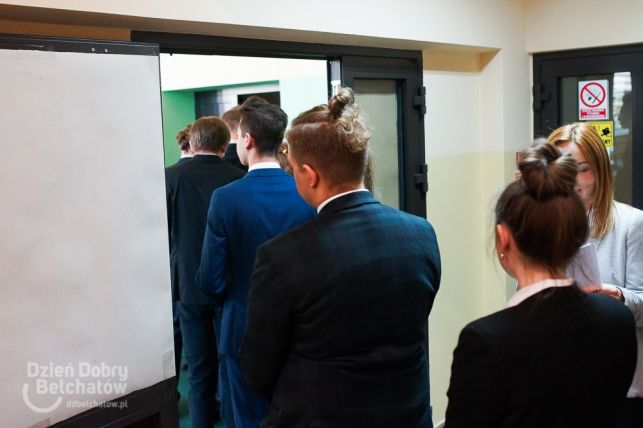 Matura w "Bronku". Dziś młodzież zmaga się z matematyką [FOTO] - Zdjęcie główne