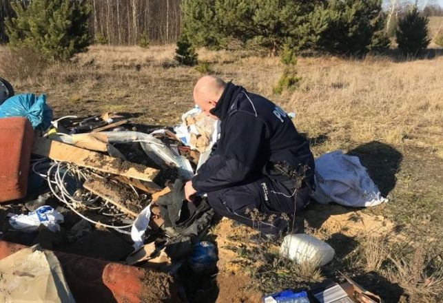 Wywoził śmieci w okolice Szczercowa. Wśród odpadów zostawił ślad, który go zdradził... - Zdjęcie główne