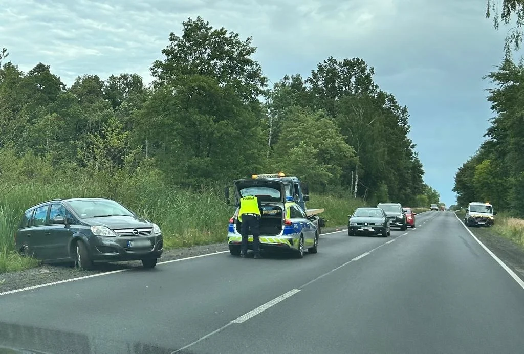 Niebezpiecznie na DK 74 koło Bełchatowa. Zderzyły się dwie osobówki - Zdjęcie główne