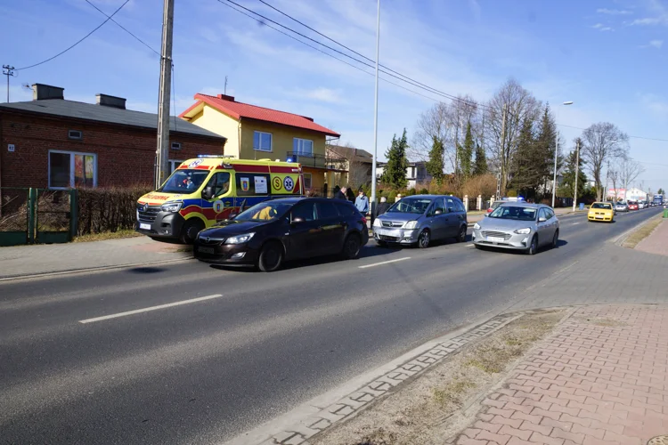 Utrudnienia w ruchu na ul. Pabianickiej. Kobieta pod opieką medyków [FOTO] - Zdjęcie główne