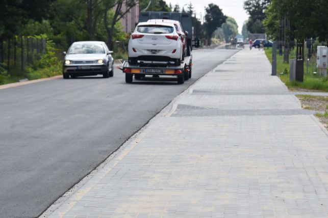 Remont drogi pod Bełchatowem już na półmetku. Kierowcy korzystają z równej jak stół nawierzchni [FOTO] - Zdjęcie główne