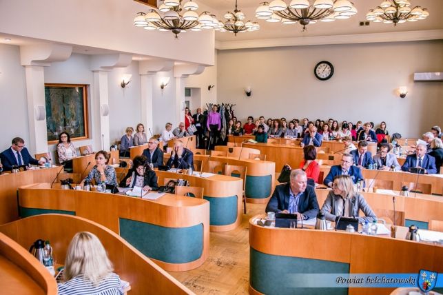 Najzdolniejsi uczniowie z powiatu bełchatowskiego otrzymali stypendia [FOTO] - Zdjęcie główne