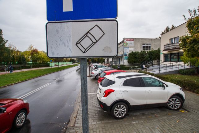 Parkingowy absurd. Kierowcy pytają, jak tu stanąć zgodnie z przepisami?  - Zdjęcie główne