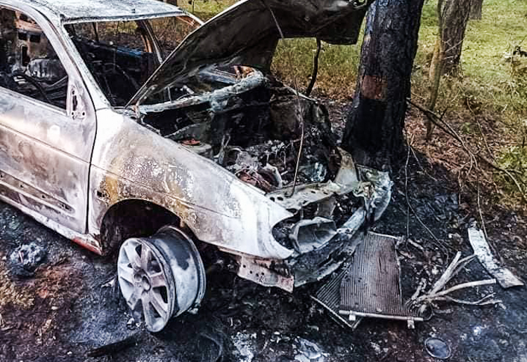 Wypadł z drogi pod Bechatowem i uderzył w drzewo. Auto stanęło w płomieniach - Zdjęcie główne