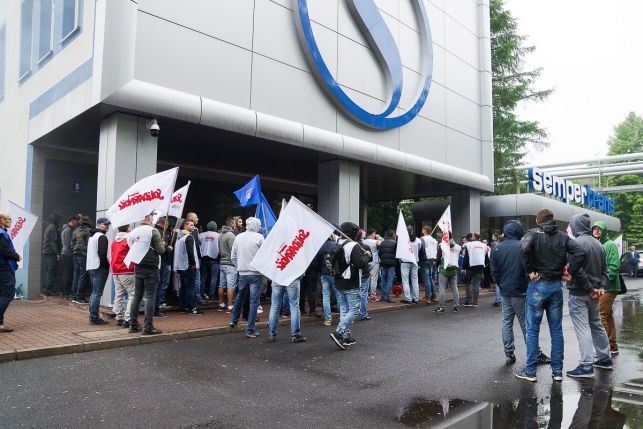 Syreny, petardy i okrzyki.  Protest przed Sempertrans, pracownicy żądają podwyżek [FOTO][VIDEO] - Zdjęcie główne