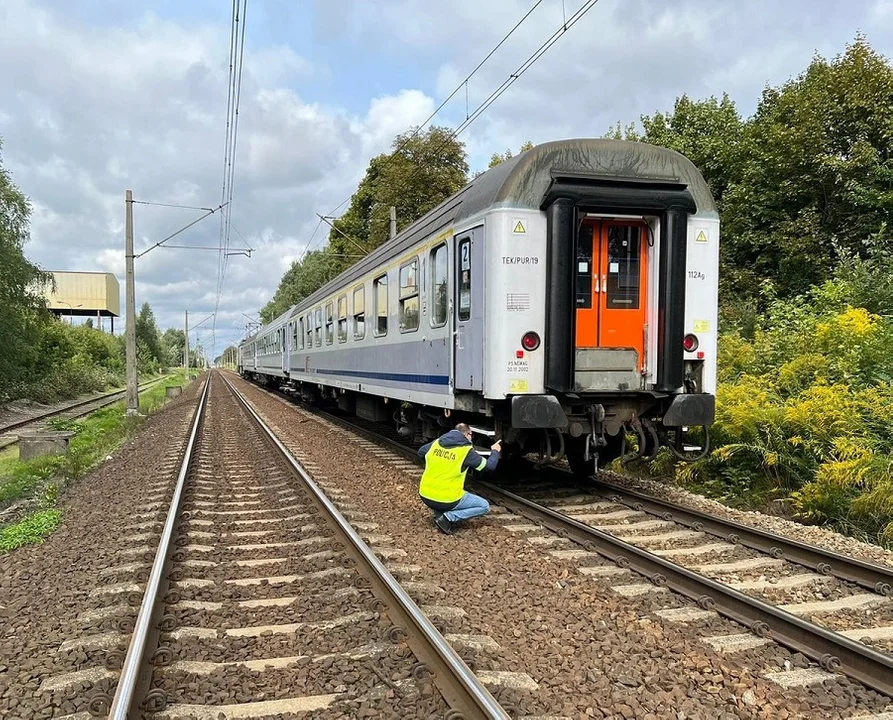 Tragedia na torach kolejowych. Pod kołami pociągów zginęły dwie osoby - Zdjęcie główne