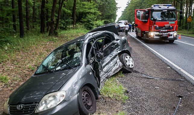 Groźny wypadek pod Bełchatowem. Toyota wyjechała wprost przed rozpędzone BMW - dwie osoby w szpitalu [FOTO] - Zdjęcie główne