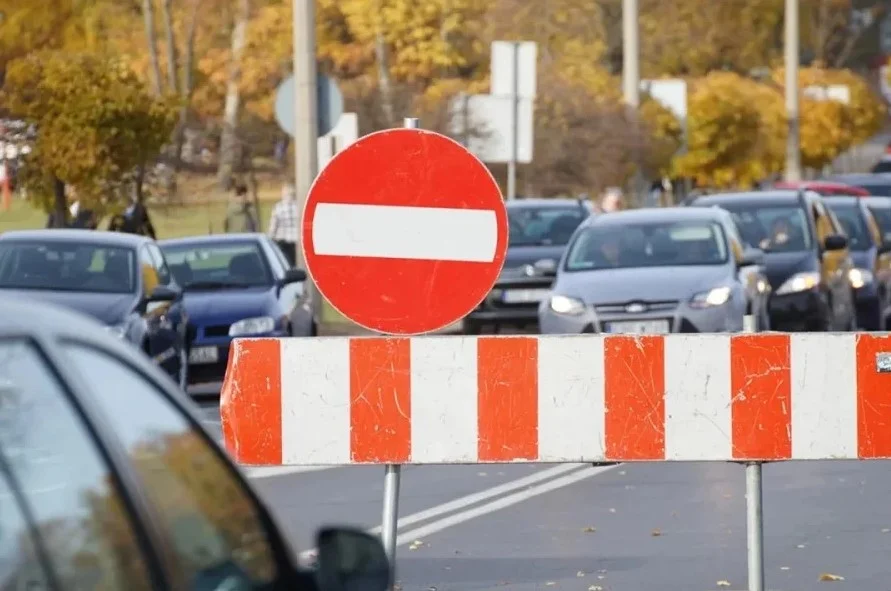 Kierowców czekają utrudnienia w ruchu. Służby zamkną drogi w naszym mieście i powiecie - Zdjęcie główne