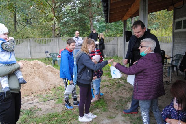 Posprzątali las wokół jeziora na Teresinie. Wolontariusze i mieszkańcy połączyli siły we wspólnej akcji [FOTO] - Zdjęcie główne