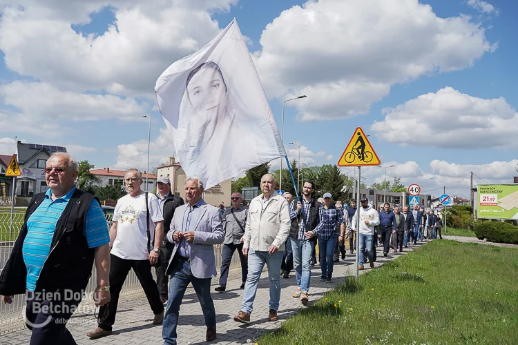 Wojownicy Maryi modlili się na ulicach Bełchatowa. Męski różaniec w centrum miasta [FOTO] - Zdjęcie główne