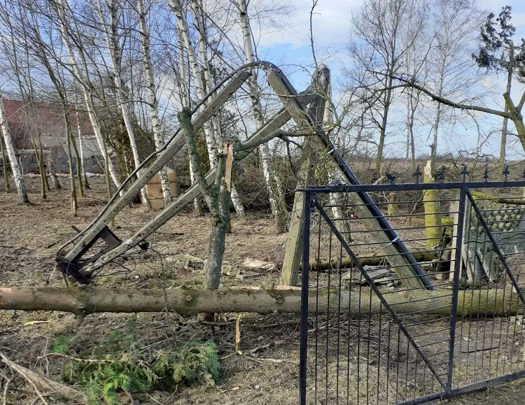 Wiele miejscowości wciąż bez prądu. Wiatr łamał słupy jak zapałki... - Zdjęcie główne