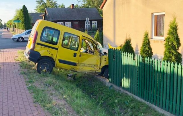 Zderzenie osobówki z cysterną.  Samochód wjechał w przydomowy płot - Zdjęcie główne