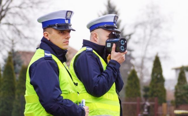 Patrole przy drogach, kaskadowe pomiary prędkości, 53 zatrzymane prawa jazdy  - Zdjęcie główne