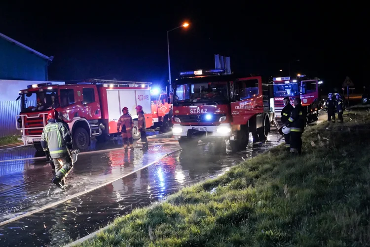 Hala i magazyn stanęły w ogniu. Strażacy gasili pożar koło Szczercowa  - Zdjęcie główne