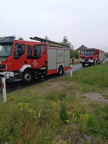 Chwile grozy pod Ruścem. Opel wjechał wprost pod nadjeżdżający pociąg... - Zdjęcie główne