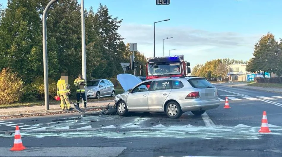 Dwie osoby ranne w wypadku. Osobówki zderzyły się na bełchatowskim skrzyżowaniu - Zdjęcie główne