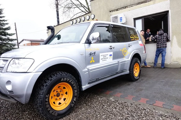 Złożyli się na auto dla Ukrainy. Terenówka będzie przewozić rannych [FOTO] - Zdjęcie główne