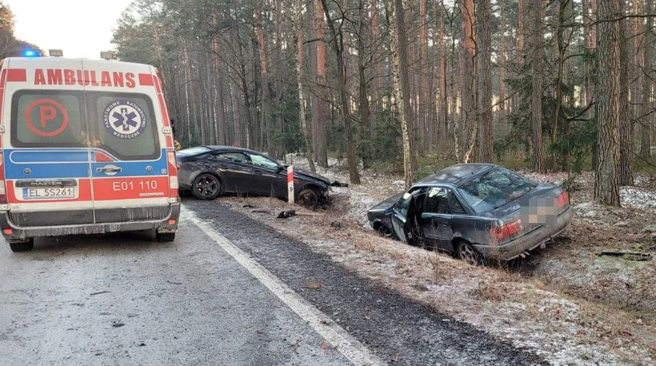 Mercedes zderzył się z audi na DK 74. Wezwano pogotowie, straż i policję - Zdjęcie główne