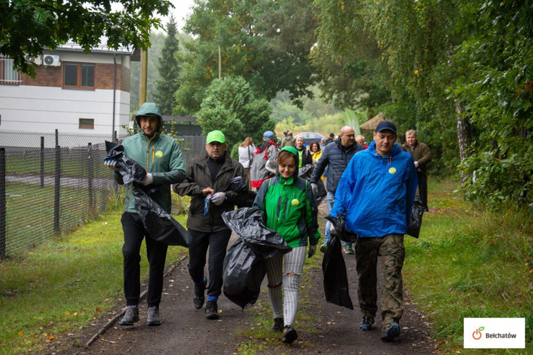 Porządkowali ze śmieci las przy Ługach. Sprzątających wspomógł wiceprezydent Bełchatowa [FOTO] - Zdjęcie główne