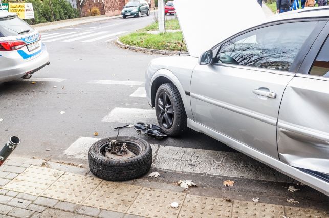 Niebezpiecznie na POW. Pourywane koła i utrudnienia w ruchu [FOTO] - Zdjęcie główne