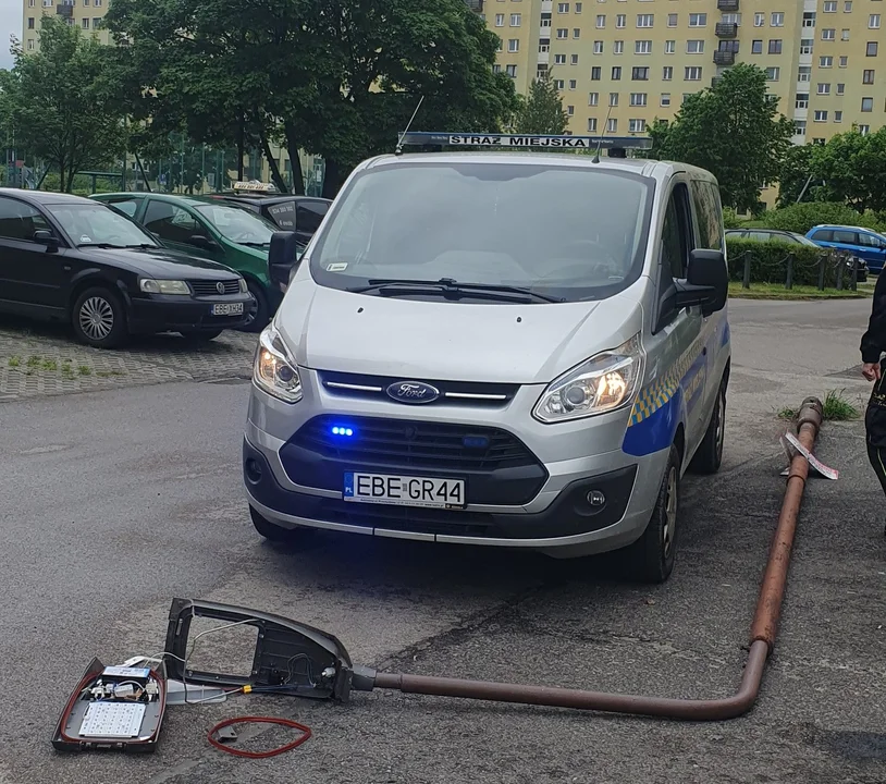 Kierowca BMW zaczął cofać i... usłyszał wielki huk.  Lampa runęła na parkingu - Zdjęcie główne