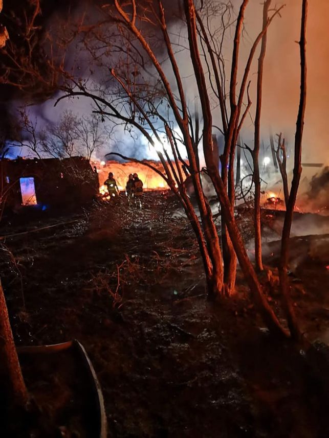 Spłonęły dwa budynki pod Zelowem. W akcji sześć zastępów straży pożarnej [FOTO] - Zdjęcie główne