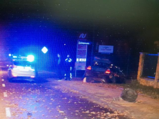 18-latek zabrał dziewczynę na przejażdżkę. BMW skończyło w rowie, pasażerka w szpitalu - Zdjęcie główne