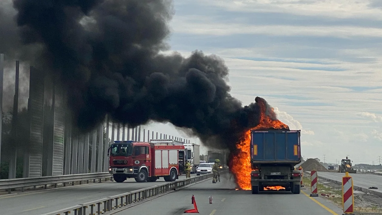 TIR stanął w ogniu na A1. Zobaczcie nagranie z tego niebezpiecznego zdarzenia [FOTO] [VIDEO] - Zdjęcie główne